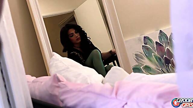 GROOBYGIRLS.COM: Ariel & The Peeping Pool Boy