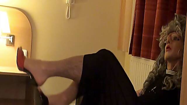 Teasing_high_heels_mules_pantyhose_cum