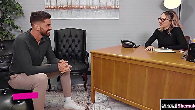 Trans doctor Emma Rose facefucks patient