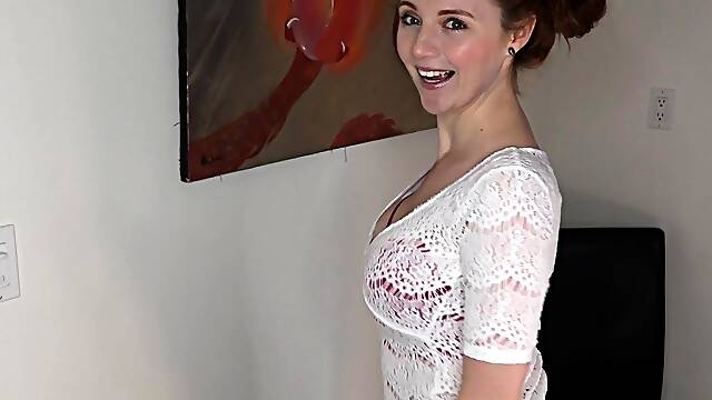 Solo big ass brunette uses toy