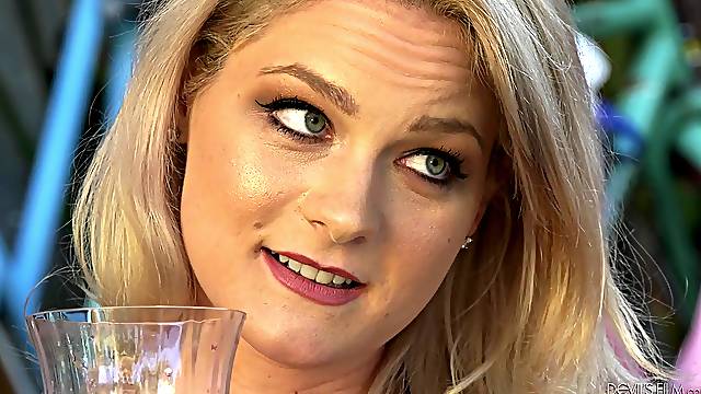 Big booty vixen Lisey Sweet enjoying some hot threesome with a shemale