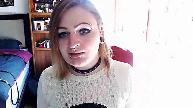 Amateur punk tranny with tattoos has solo fun on webcam