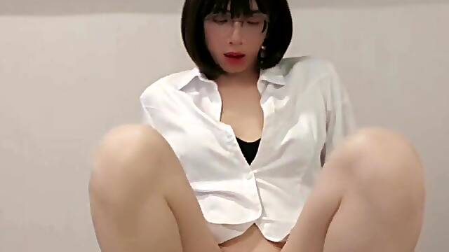 【伪娘】在旅馆把门打开玩弄着小穴