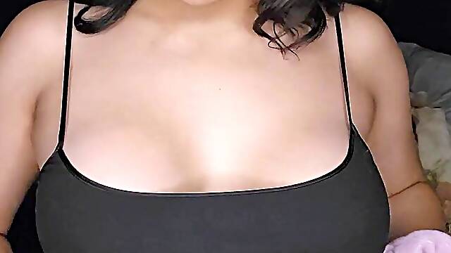 Insatiable dame plays with vag