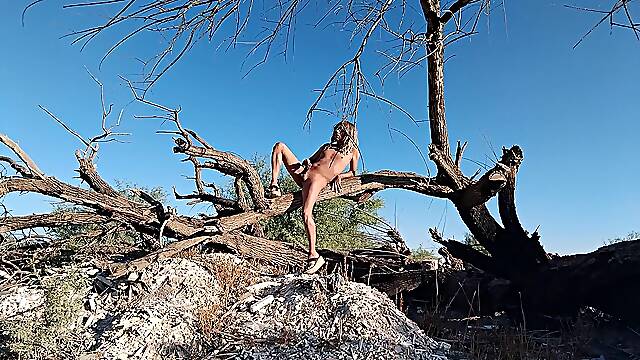 Dulce trans caliente con sandalias se desnuda en publico y monta tronco ancho pene caliente disfruta