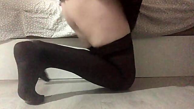 Crossdreser cachonda se mete bolas chinas