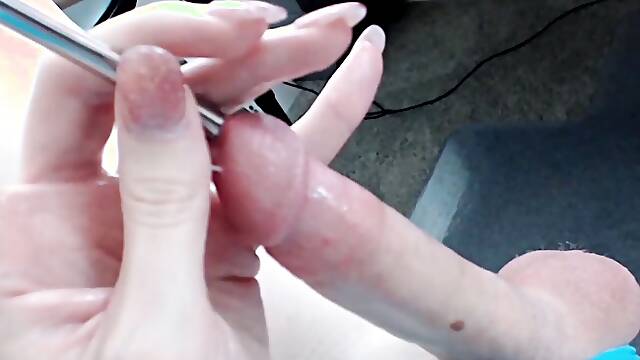 Blonde tbabe Lianna Lawson cums after urethra insertion