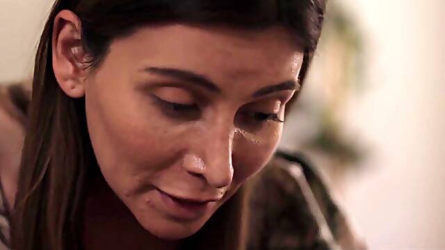 TS stepmom Korra Del Rio splits Ashley Lanes pussy wide open