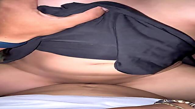Carińosita morena con culonas y tetas grandes disfruta de un polvo salvaje