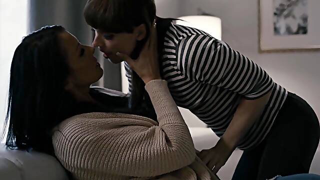 MILF Natalie surrenders while TS Reagan devours her wet cunt