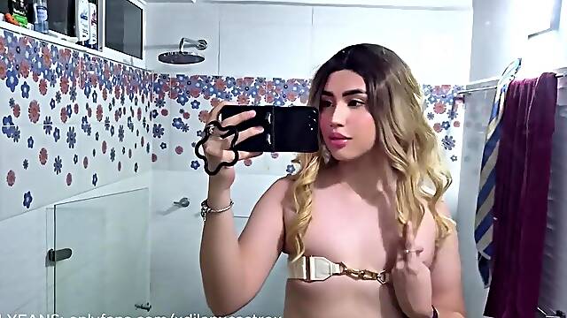 TRANS ESCORT GIVES ME HER NICE-LOOKING STRIPPED BUTT IN THE HOTEL BATH