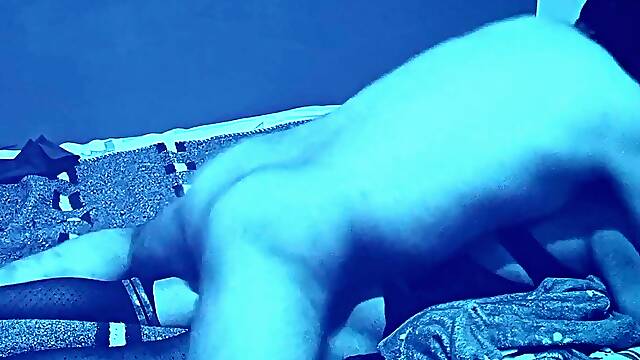 Femboy travesti se entrega en la cama de alojamiento