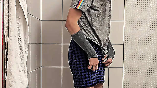 Bizarre Pee Party - Bizarre wetting