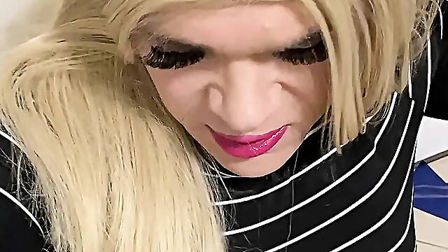 Amateur hot trans crossdressing tgirl talks bawdy about get to suck a rod during the time that in nylons and heels