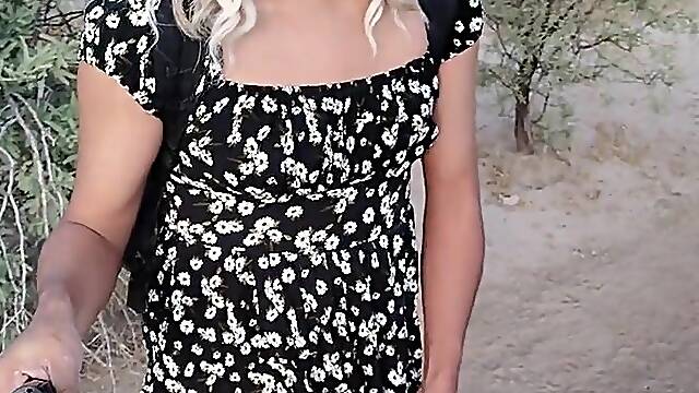 Dulce travesti con minivestido y sandalias de plataforma camina hot en publico