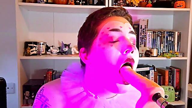 Valentine's clown gagged and wrecked - fuckmachine, fanal invasioning, gags