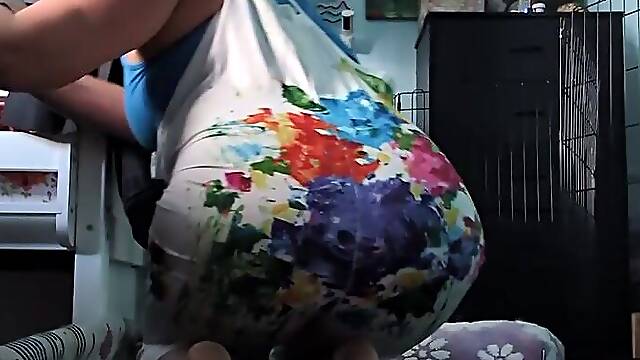 T-girl shows u her messy feet and butttt ????