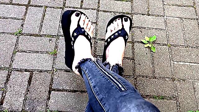 I flash my soles in public on the street
