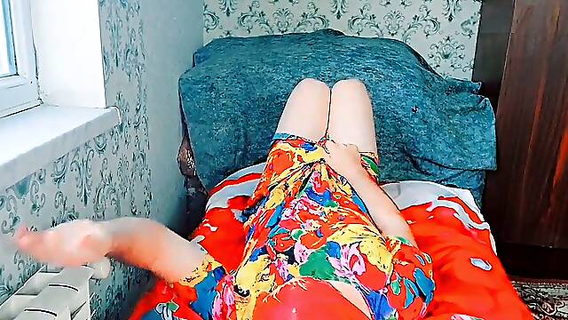 Cumshot Happens Without Hands guzzling With uber-cute she-male Legs