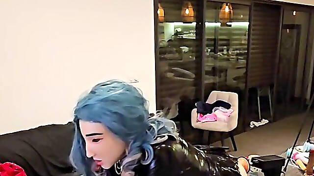 Sumptuous Lola sissy en spandex noir et cheveux bleu se fait défoncer le cul par une fuck-fest machine avec un énorme god pénis