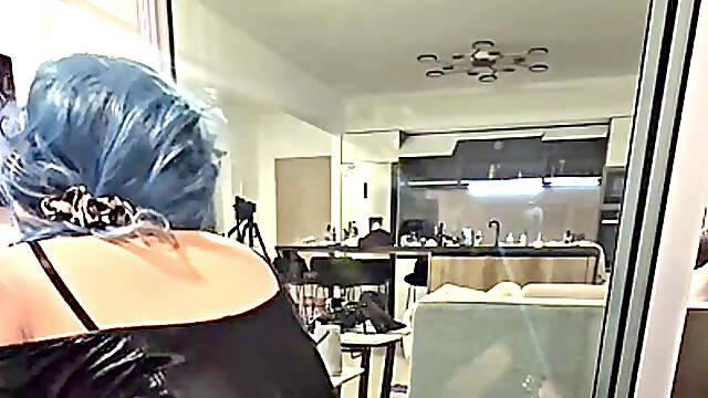 Lola sissy en latex noir et cheveux bleu monte un gros dildo sur le canapé en extérieur et se fouette les fesses