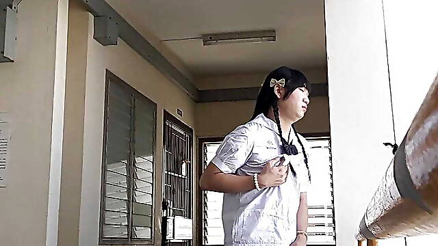 FN029 I'm showing it to an old man in my school uniform
