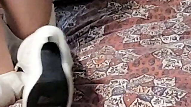 Tessa pulls down her Pantyhose to Masturbate