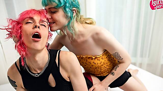 TGIRLS.PORN: Poppy &amp; Sierra Bee Top Each Other