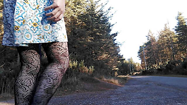 Sissyslut69123 sissy flashing naked roadside almost caught. 