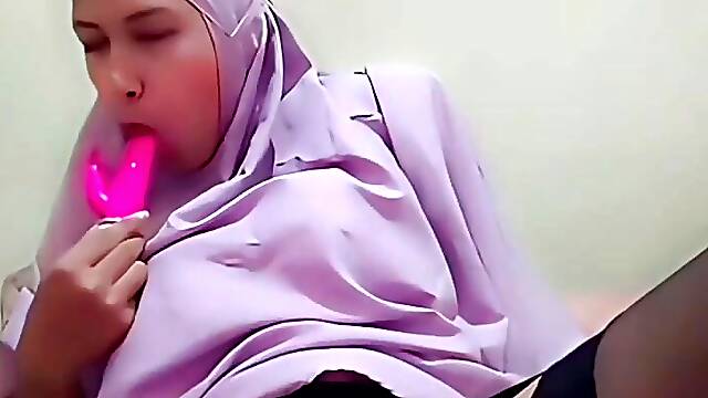 Muslim Tsgirl Anal Masturbating and Cumming After Prayer