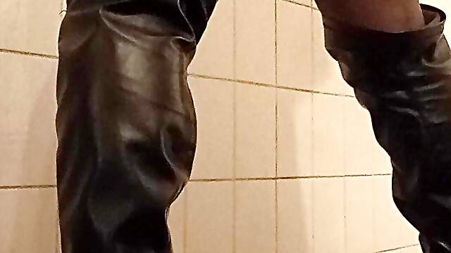 Anonymousas Moments - Slut In The Bathroom