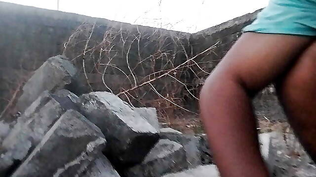 Raat Ke seen Mein Hawas bujhane ke liye jungle mein gand marai