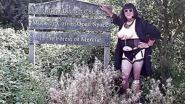 Trying out flashing my boobs and getting a good reaction.