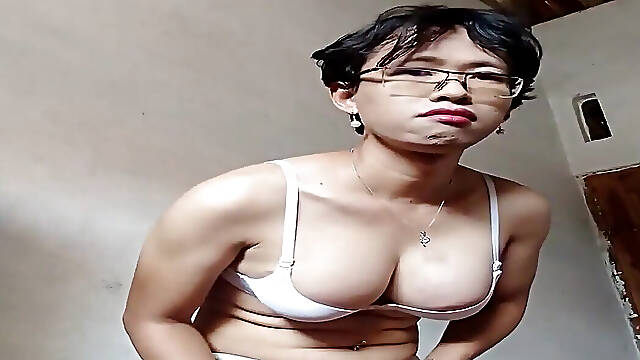 A Mature Transgirl Indo Masturbating Till Cum