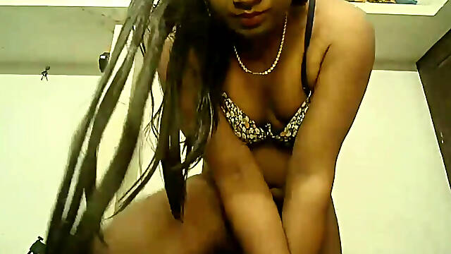Indian transwomen expose her full body and horny moaning