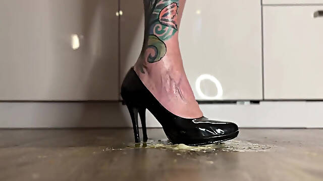 Naomiperv Crushing and Stomping Food with Her Heels and Sole
