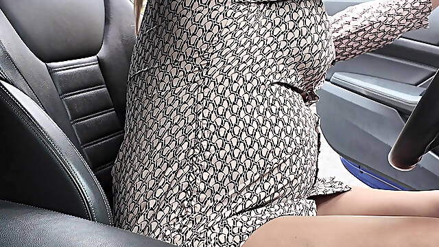 Sexy Crossdresser kellycd2022 out for another afternoon drive in sexy pantyhose
