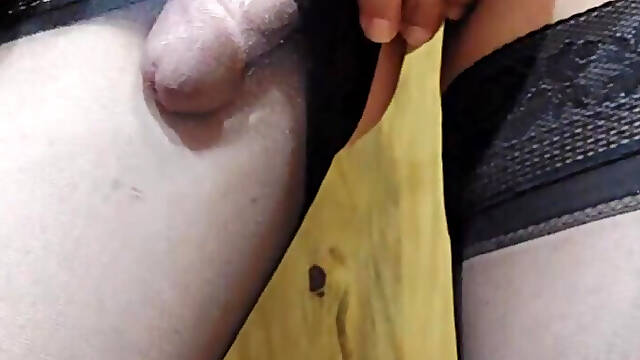 Handjob at the bottom of the thigh