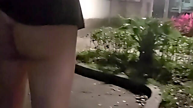 Shemale Ting Xuan Outdoor Cumshot on Her Sexy Legs