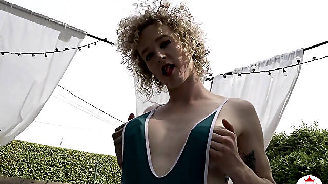 Canadian tgirl Carolyn Forest jacks off!