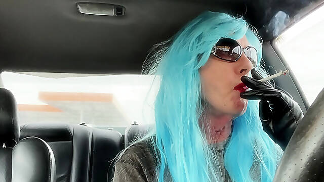 MOMMY RUTHIE HAS SOME BLUE HAIR AND A LONG VS120 SHE LIKES SMOKING